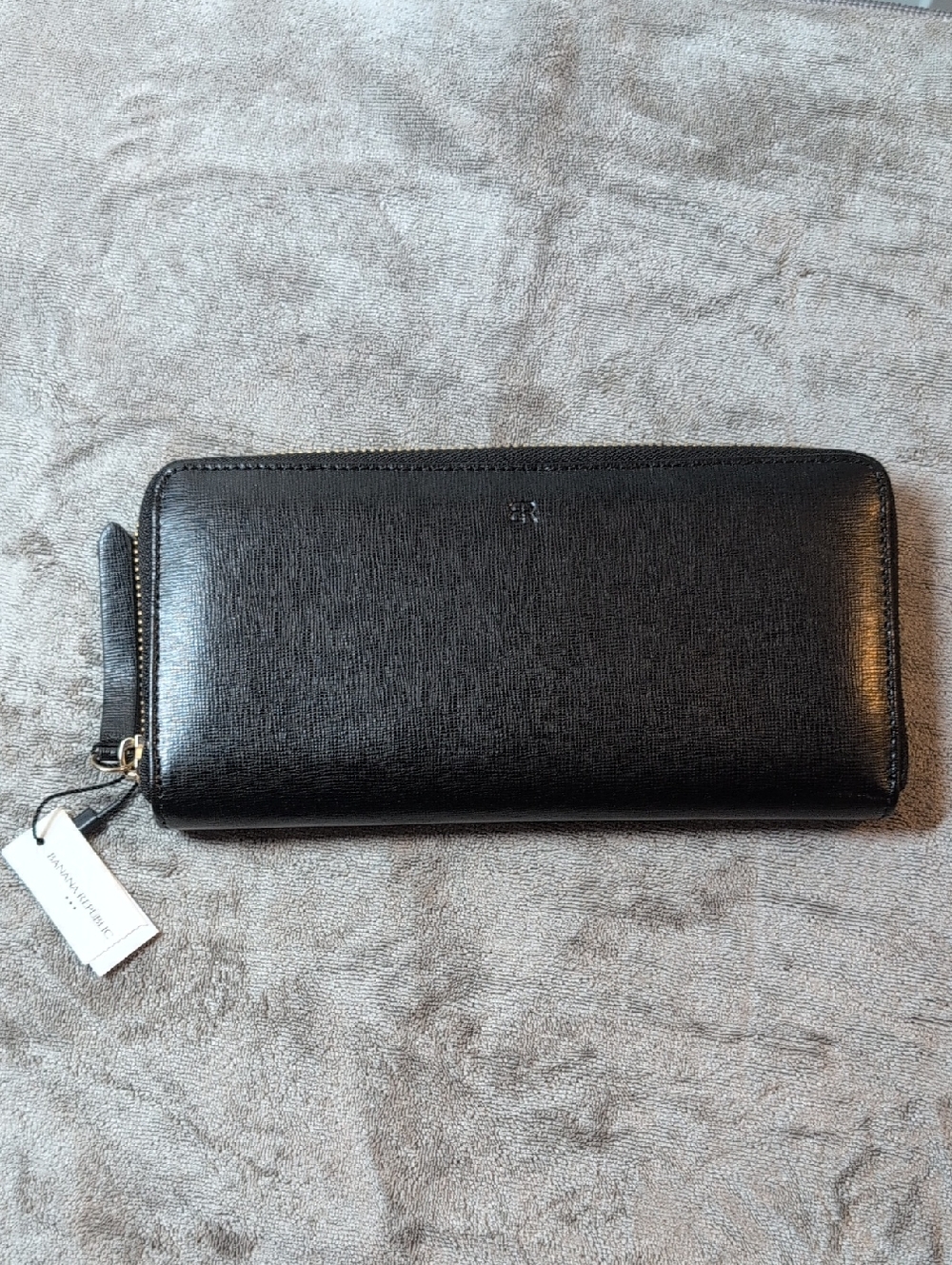 Banana Republic Leather Zip Wallet – Black
